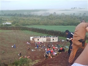Ao menos sete pessoas morrem em acidente com ônibus na BR-158, em Campo Mourão